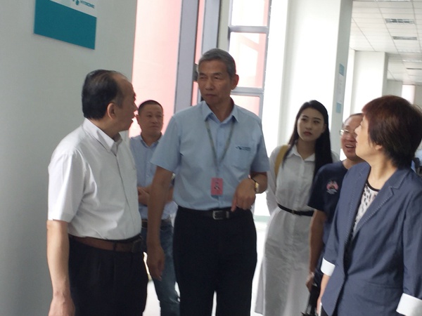 國家和省市主流媒體記者深入長光華醫采訪
